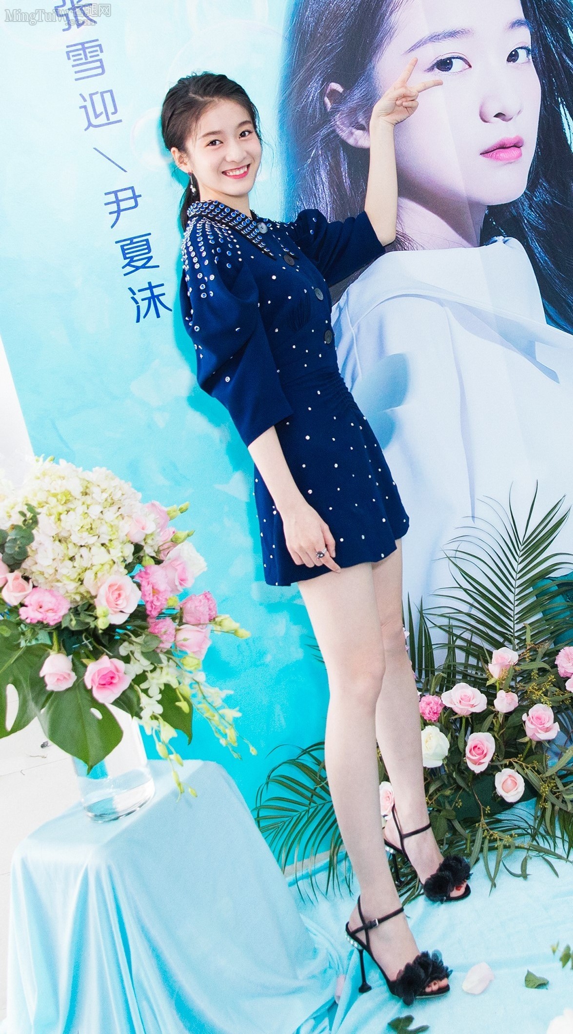 张雪迎几何吊带裙性感写真图片_张雪迎尼龙四周年活动照图片_三千图片网