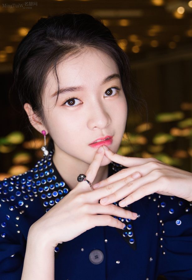 小美女张雪迎展示她迷人白皙的少女腿(6/8)