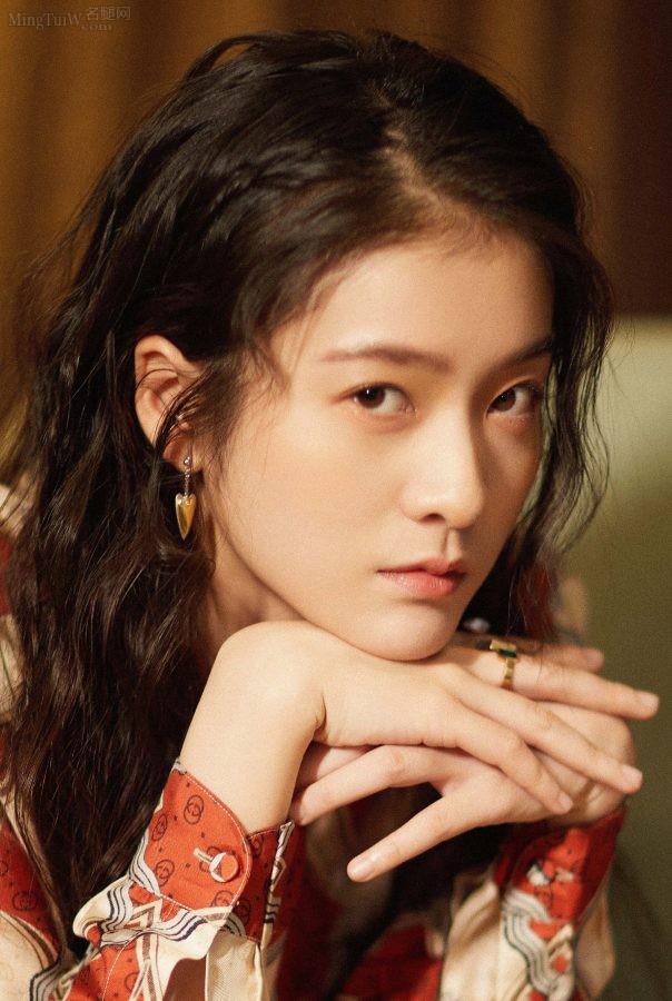 张雪迎高跟凉鞋里白皙迷人的脚丫子(5/6)