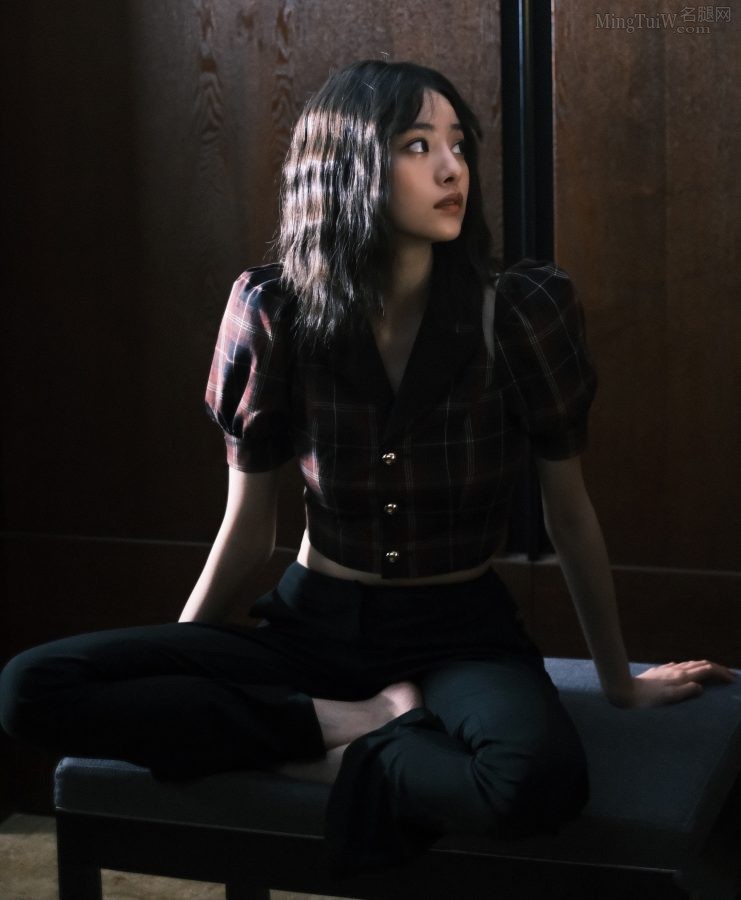张艺上长腿穿黑裤露白脚居家写真(3/5)