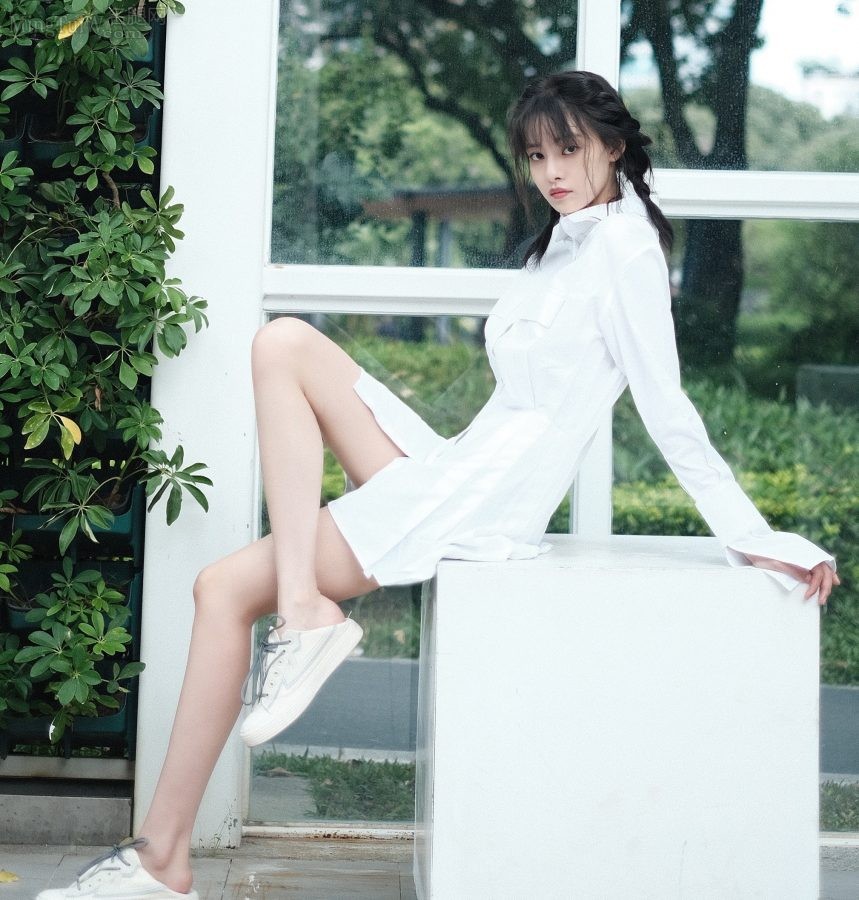 张艺上气质纯洁在花园里秀自己白皙的美腿(1/3)
