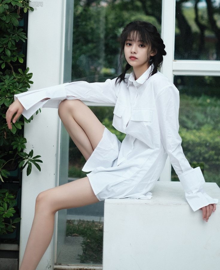 Zhang Yishang shows off her fair legs in the garden with her pure temperament(2/3)
