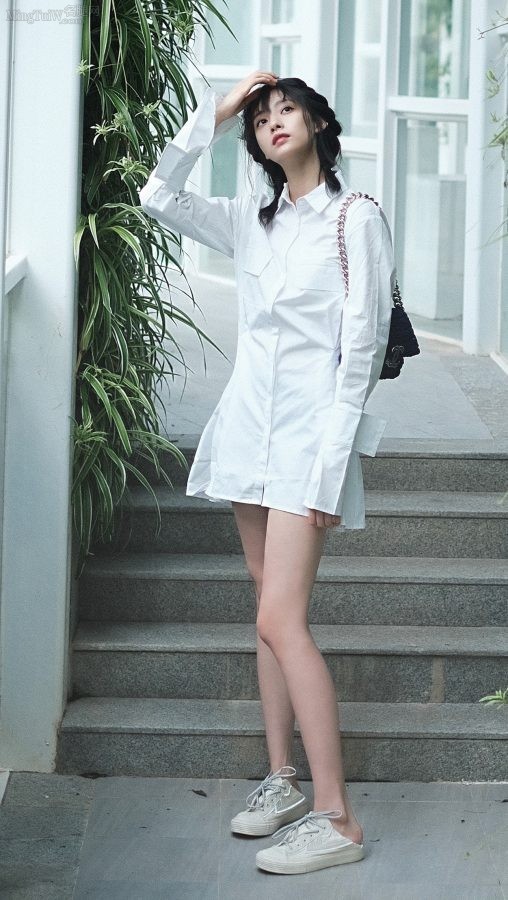 张艺上气质纯洁在花园里秀自己白皙的美腿(3/3)