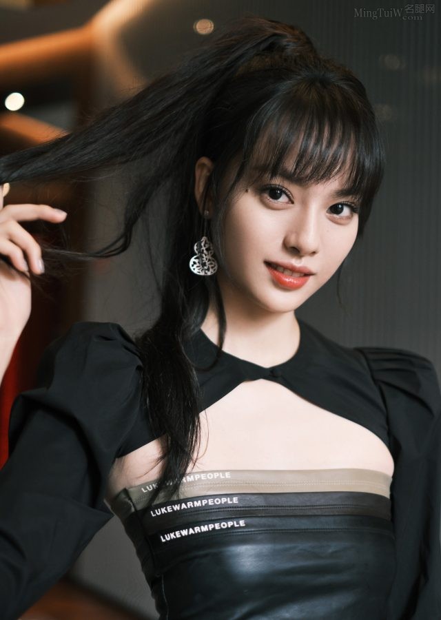 Zhang Yishang shows off her fair and smooth legs in a slit skirt(4/6)