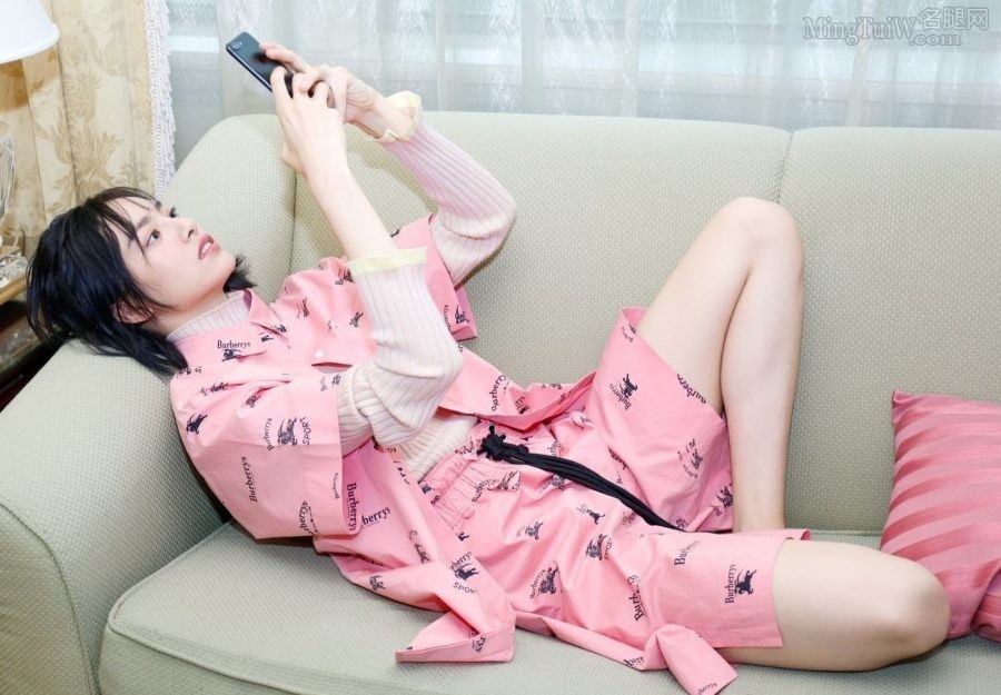 小猪佩奇张艺上光腿光脚玩手机(2/8)