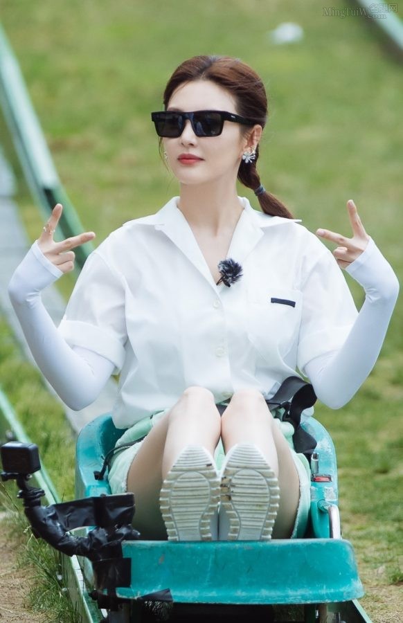 《女儿们的恋爱》张雨绮短裤下修长的美腿(2/5)