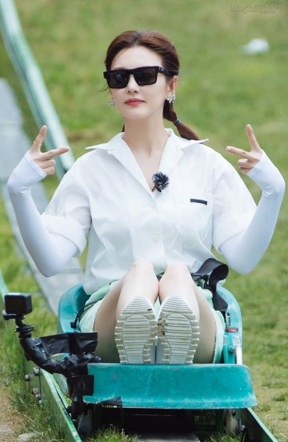 《女儿们的恋爱》张雨绮短裤下修长的美腿(3/5)