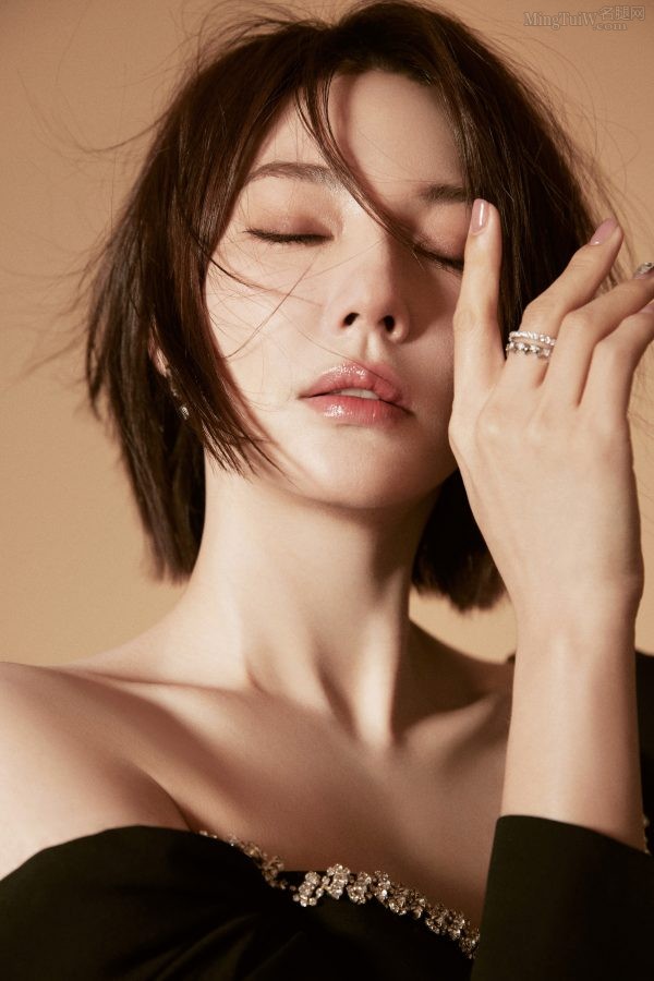 魅力女星张雨绮玲珑腰身、纤细白皙美腿(4/4)