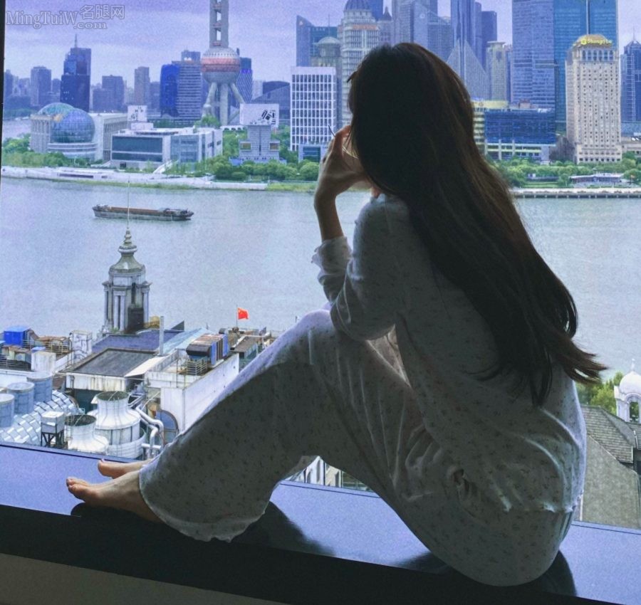 赵露思坐在窗台上展示出迷人的脚丫(1/3)