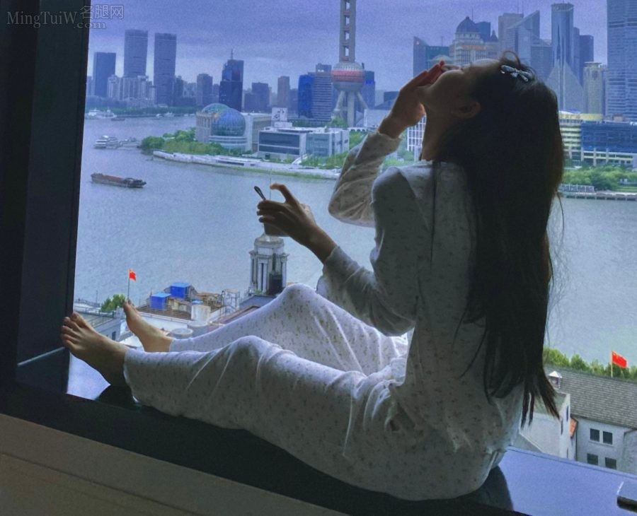 赵露思坐在窗台上展示出迷人的脚丫(2/3)