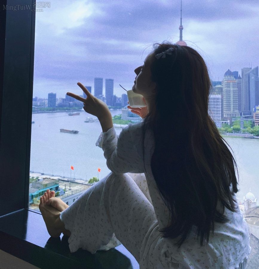 赵露思坐在窗台上展示出迷人的脚丫(3/3)