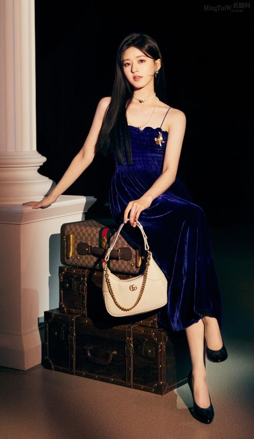 Zhao Lusi's high-heeled shoes under her retro blue dress shined brightly at the GUCCI event(1/5)
