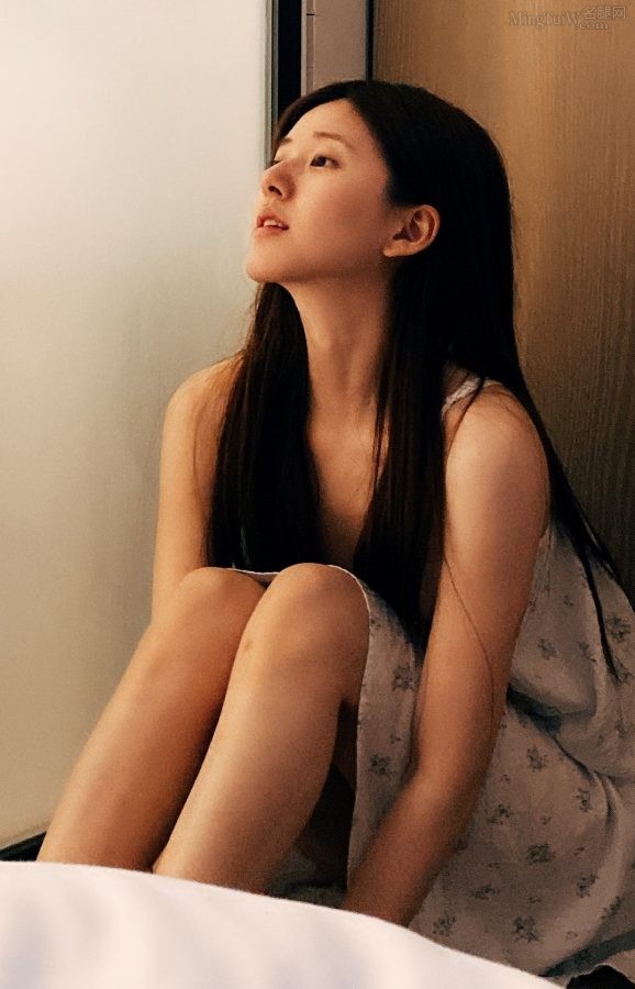 女明星赵露思居家展示的美丽面容与迷人玉足(2/2)