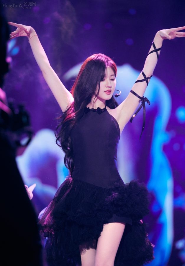 The graceful Zhao Lusi's charming legs under the black gauze skirt are perfectly displayed in the dance(6/10)