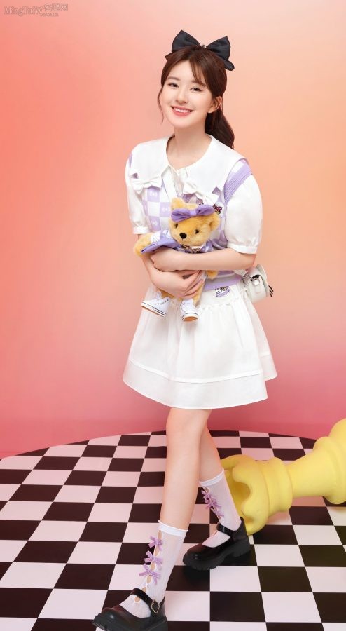 赵露思美腿代言照展现出迷人的笑颜和魅力(7/8)