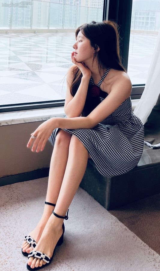 Zhao Lusi wears sandals and shows elegant sitting posture with legs crossed(3/6)