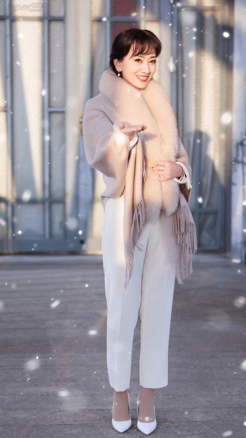 Zhao Yazhi's fleshy feet in white pants and white heels(2/3)