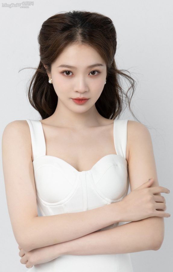 90后美少女周梓倩白裙细腿棚拍(2/2)
