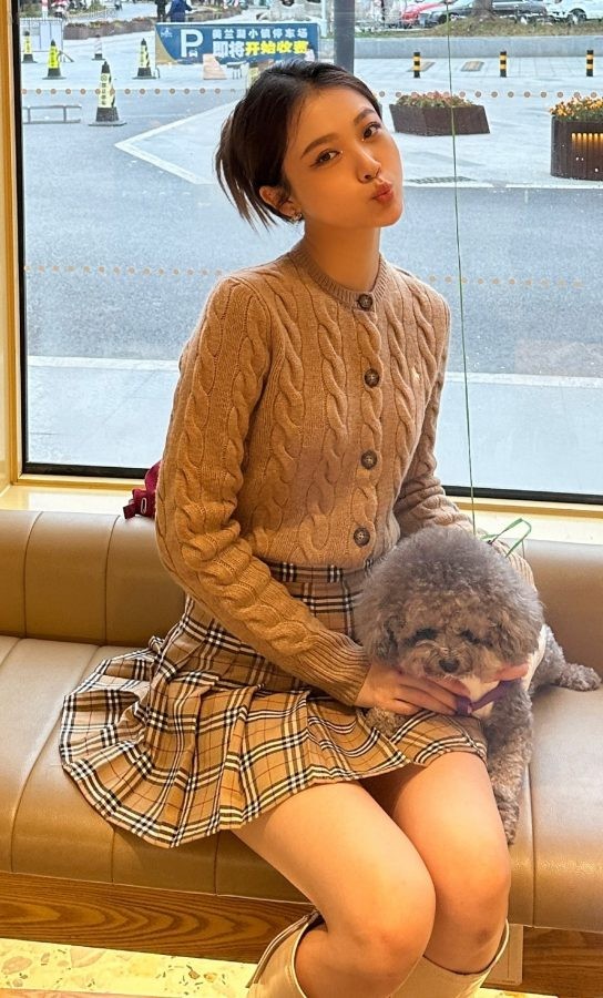 美少女周梓倩穿格子短裙坐在玻璃窗前拍照(4/5)