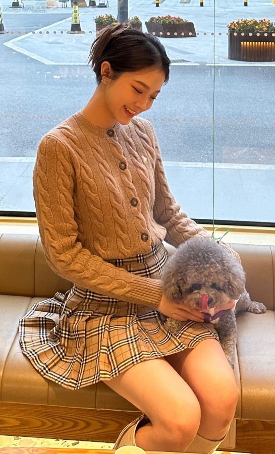 美少女周梓倩穿格子短裙坐在玻璃窗前拍照(5/5)