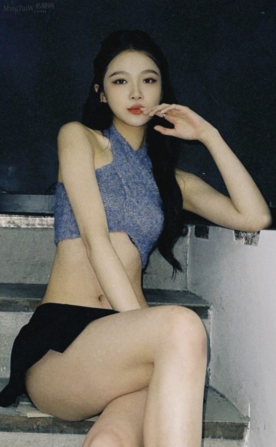 Zhou Ziqian shows off her charming thigh curves(1/6)