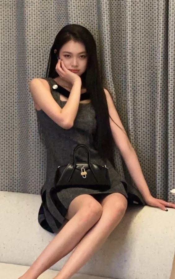 周梓倩坐在酒店的沙发上拍照大修美腿玉足(2/3)