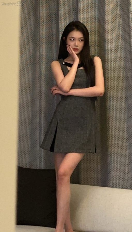 周梓倩坐在酒店的沙发上拍照大修美腿玉足(3/3)