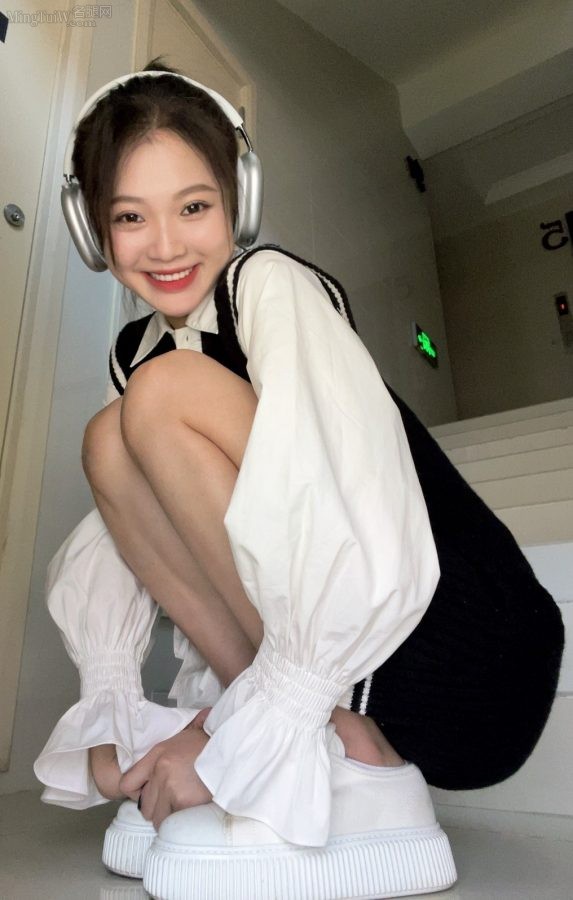 可爱妹子周梓倩生活照中可爱俏皮的模样(1/6)