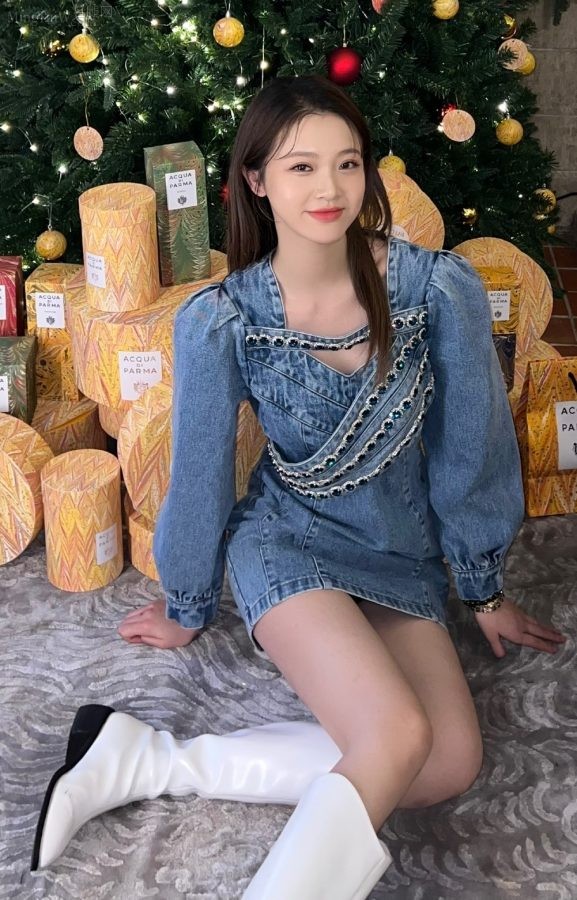 周梓倩穿超短裙白靴秀出光滑美大腿(4/5)