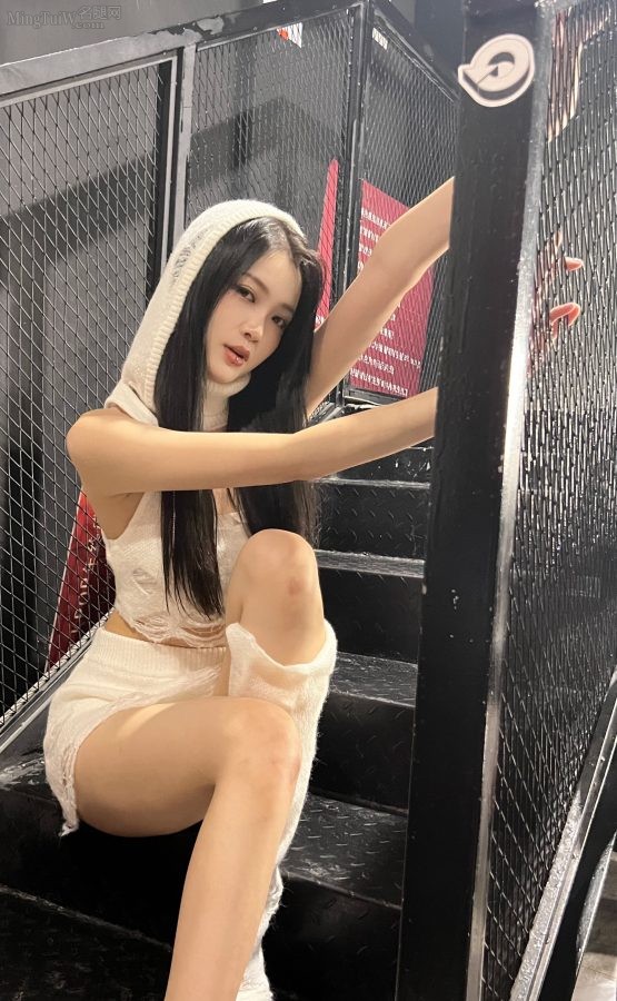 周梓倩穿白色细跟鞋蹲姿美腿完全展露(2/5)