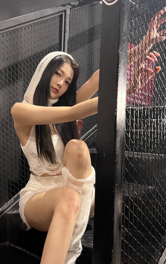 周梓倩穿白色细跟鞋蹲姿美腿完全展露(3/5)