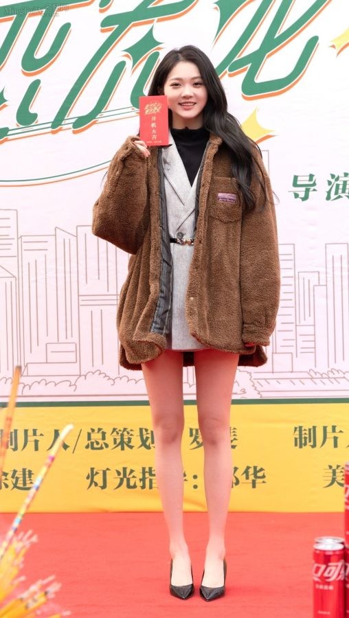 周梓倩修长美腿踩尖头高跟出席宣传活动(1/2)