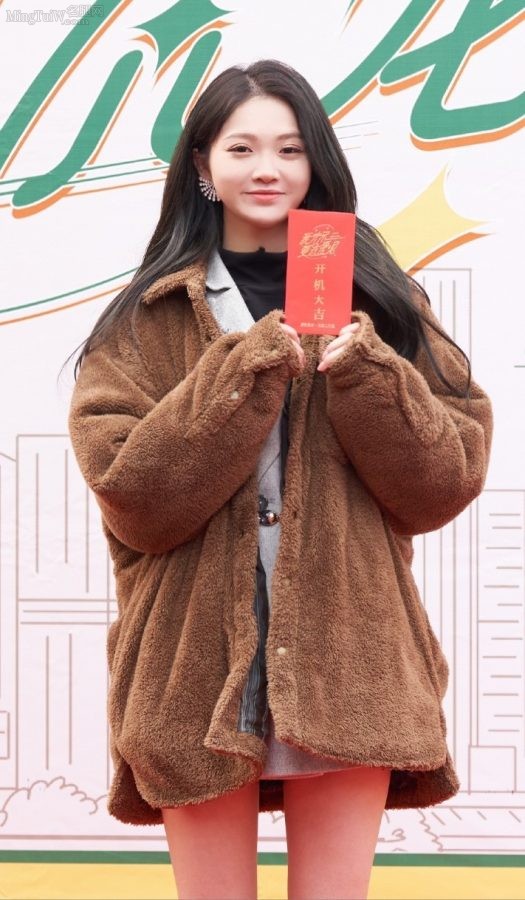 周梓倩修长美腿踩尖头高跟出席宣传活动(2/2)