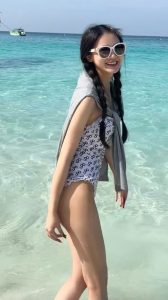 周梓倩穿泳衣展示自己娇小的身材和修长的美腿
