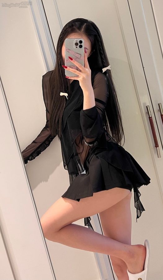 周梓倩自拍美腿并录短视频(1/3)