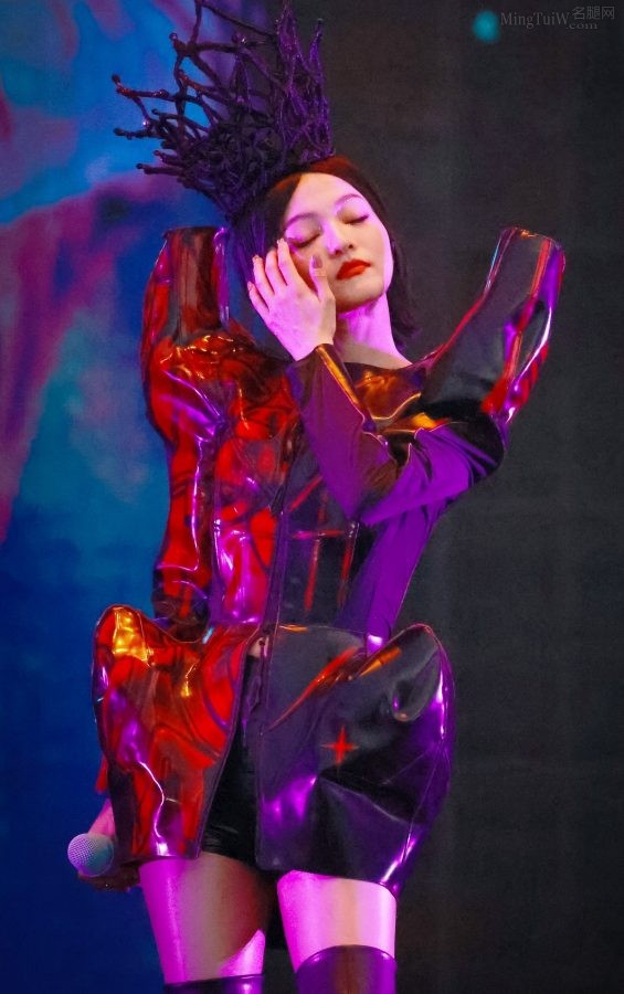 黑桃女王张韶涵美长腿穿皮靴丝袜有质感光泽(62/66)