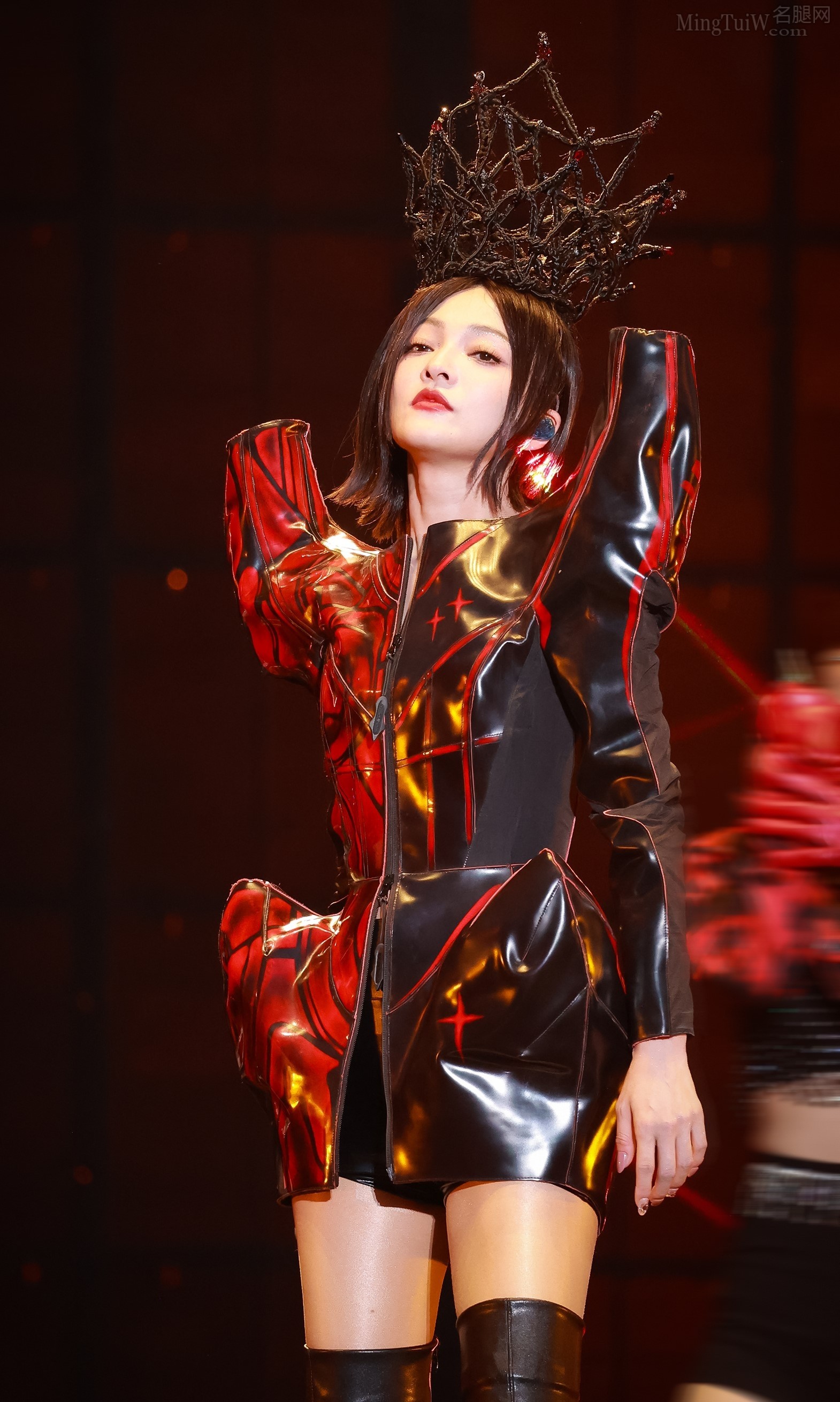 张韶涵在演唱会上穿清新花裙亮出肉丝腿（10/39） - 图片 - 名腿网