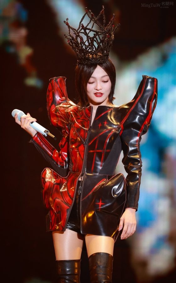 黑桃女王张韶涵美长腿穿皮靴丝袜有质感光泽(60/66)