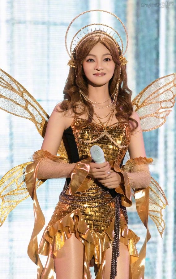 美腿穿了肉丝袜的黄金小蝴蝶张韶涵在演唱会现场(87/124)