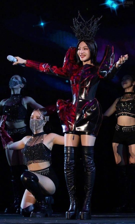 黑桃女王张韶涵美长腿穿皮靴丝袜有质感光泽(45/66)