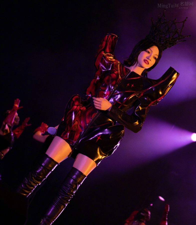 黑桃女王张韶涵美长腿穿皮靴丝袜有质感光泽(50/66)