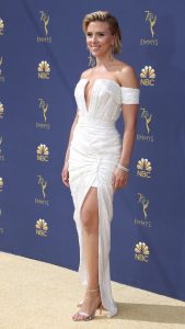 Scarlett Johansson穿开衩礼服美脚踩亮银色凉高跟亮相