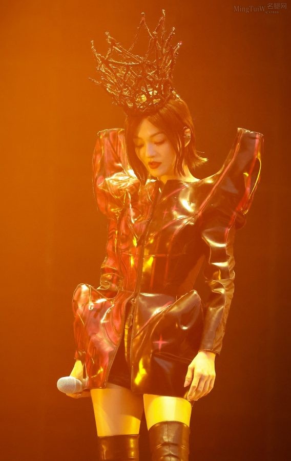 黑桃女王张韶涵美长腿穿皮靴丝袜有质感光泽(63/66)