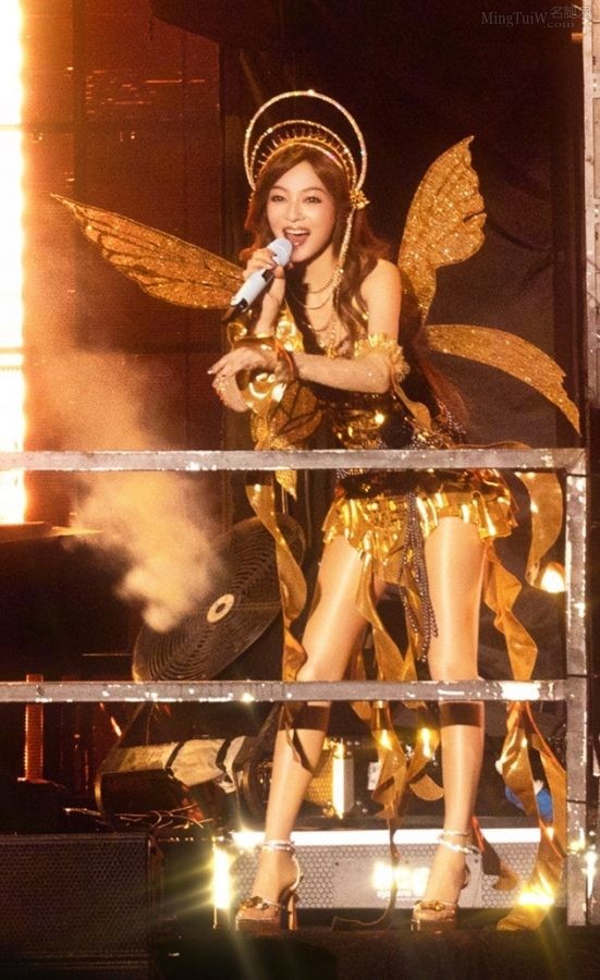 美腿穿了肉丝袜的黄金小蝴蝶张韶涵在演唱会现场(75/124)