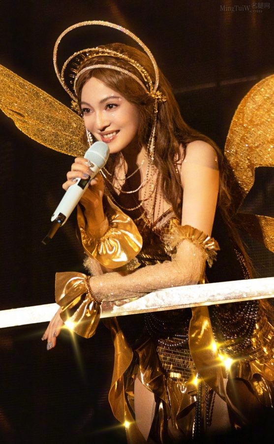 美腿穿了肉丝袜的黄金小蝴蝶张韶涵在演唱会现场(79/124)
