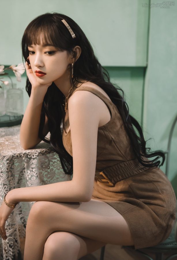 程潇穿一条超短裙秀出两条修长美腿自信亮相(4/4)