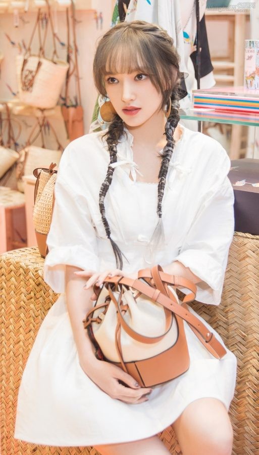 Cheng Xiao is wearing a white short skirt and her legs are also very white(2/2)