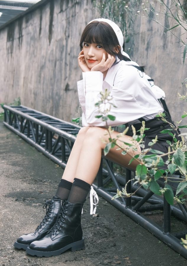 女歌手程潇皮短靴里穿了短黑丝(1/5)
