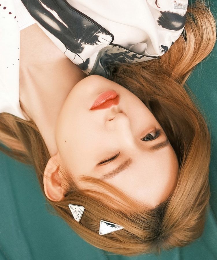 Cheng Xiao wore shorts and crossed her legs to appear at the Prada pop-up store opening party(7/12)