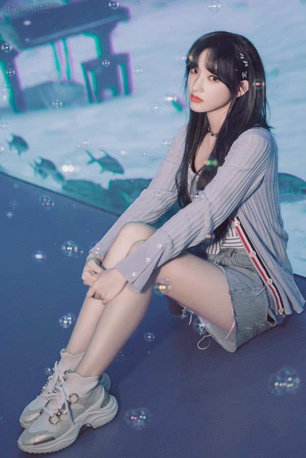 美少女程潇在海底世界展示自己纤细的美腿(1/5)